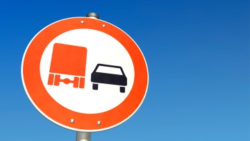 Lkw-Überholverbot Straßenschild