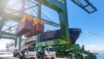 Schwertransport im Hafen; Container auf Lkw