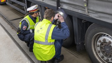 Polizei, ASFINAG und Kontrolleure des Landes Tirol nehmen Lkw unter die Lupe