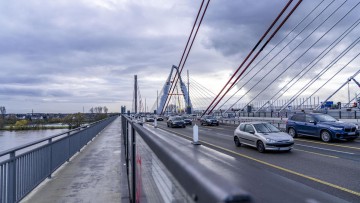 Blick auf den Neubau der Autobahnbrücke der A1 über den Rhein bei Leverkusen. Autos fahren über die alte Brücke, im Hintergrund ist der Neubau zu sehen. Nach der Fertigstellung der neuen Brücke, wird die alte, vorne, abgerissen und eine weitere, für einen