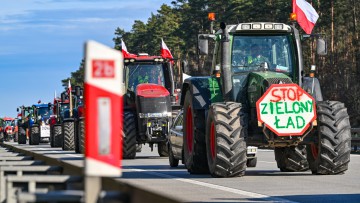 Landwirte aus Polen sind auf der polnischen Autostrada A2 (Europastraße 30) mit ihren Fahrzeugen in Richtung der deutsch-polnischen Grenze (Frankfurt/Oder) unterwegs. Mit ihrem Protest blockierten sie am Sonntag, den 25. Februar den Grenzübergang an der deutschen A12