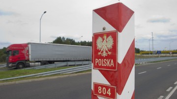 Ein Lkw passiert am 24.09.2014 in Linken (Mecklenburg-Vorpommern) einen Grenzpfeiler mit dem rot-weißen polnischen Hoheitszeichen an der deutsch-polnischen EU-Binnengrenze am ehemaligen Grenzübergang nach Stettin (Polen).
