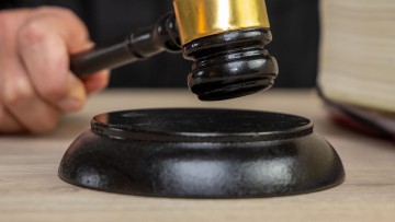 Nahaufnahme von einem Richterhammer als Symbolbild für ein Gerichtsurteil