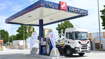Ein Lkw von Remondis steht an der neuen Westfalen-Tankstelle im nordrhein-westfälischen Coesfeld und tankt Bio-CNG