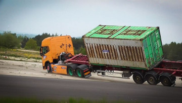 Volvo Trucks führt Crashtest mit E-Lkw durch: Lkw mit Anhänger in Schräglage auf der Teststrecke