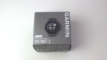 Garmin Instinct 2 dēzl™ Edition in der Verpackung