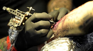Krank durch Piercing und Tattoos