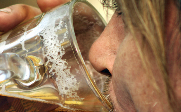 Alkoholkranker Mitarbeiter hat trotz Rückfall Lohnanspruch