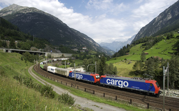 Sattelauflieger durch den Gotthard-Tunnel