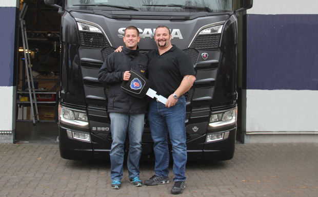 Der erste neue Scania rollt in Deutschland - es ist ein V8!