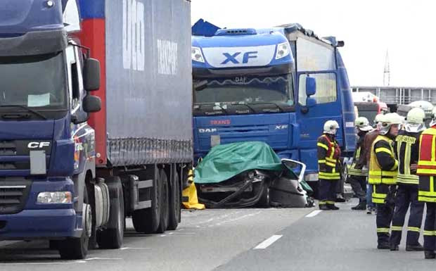 Urteil: Bußgeld für Lkw-Fahrer wegen Stau-Unfall trotz Warnung
