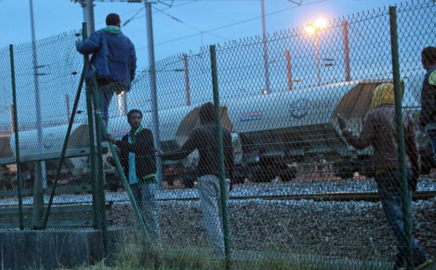 Flüchtlingsstrom: Eurotunnel nachts schließen?