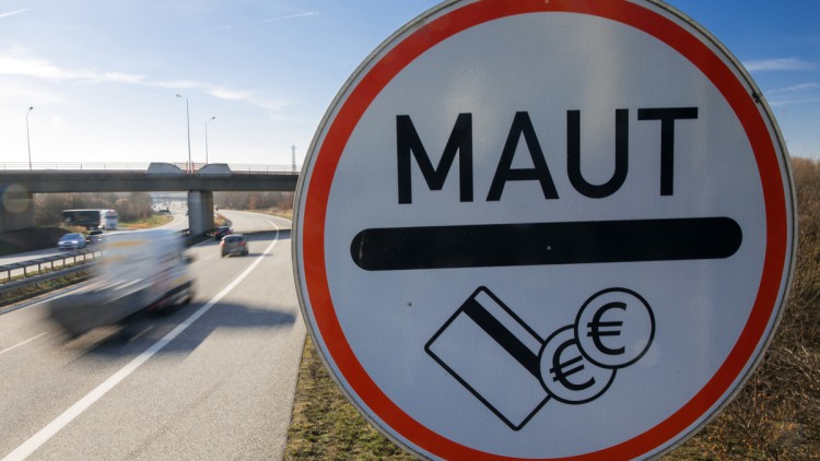 Maut-Schild an Autobahn
