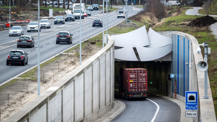 Der neue Hafentunnel an der Cherbourger Straße. Nach zehn Jahren Bauzeit und 272 Millionen Euro Kosten soll der Hafentunnel offiziell eröffnet werden.