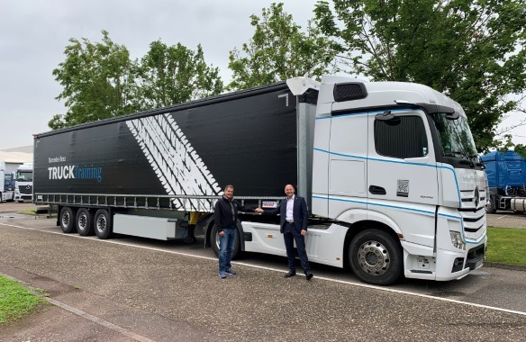 Schmitz Cargobull übergibt Auflieger an Mercedes-Benz Trucks