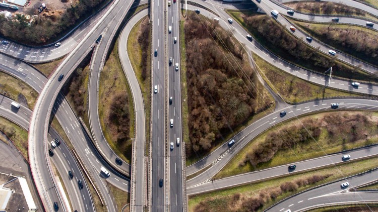 Die Straßeninfrastruktur in Deutschland ist komplex; hier die Luftaufnahme eines Autobahnkreuzes in Koblenz.