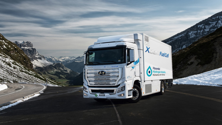Hyundai Xcient Fuel Cell auf einer Schweizer Bergstraße