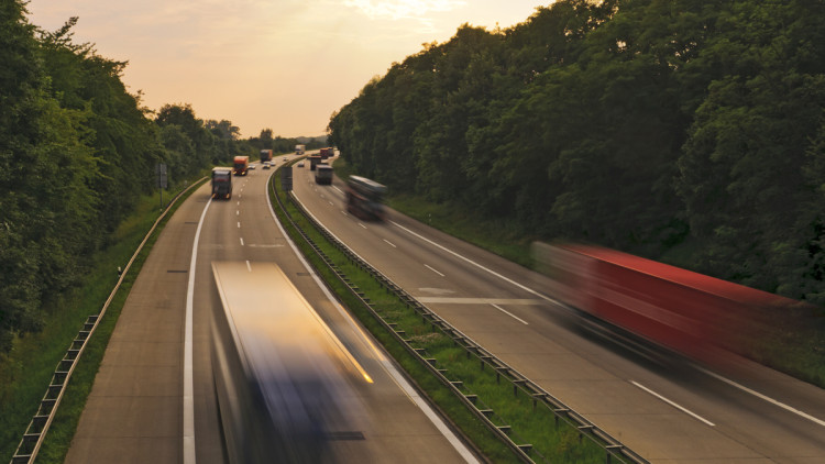 Lkw-Maut-Index: Mehrere schnelle Lkw auf der Autobahn
