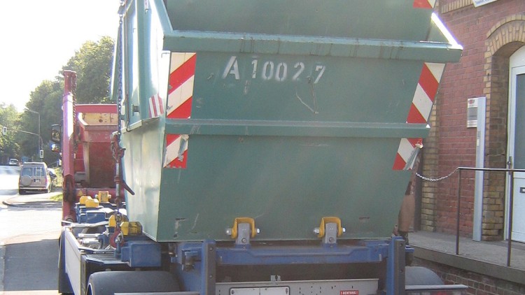 Überladener Lkw mit nicht gesicherten Containern