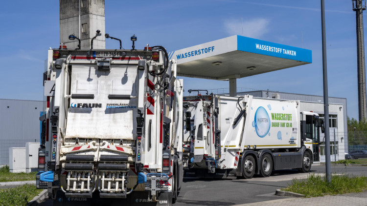 Müllfahrzeuge mit Wasserstoffantrieb in Hamburg, an der Tankstelle