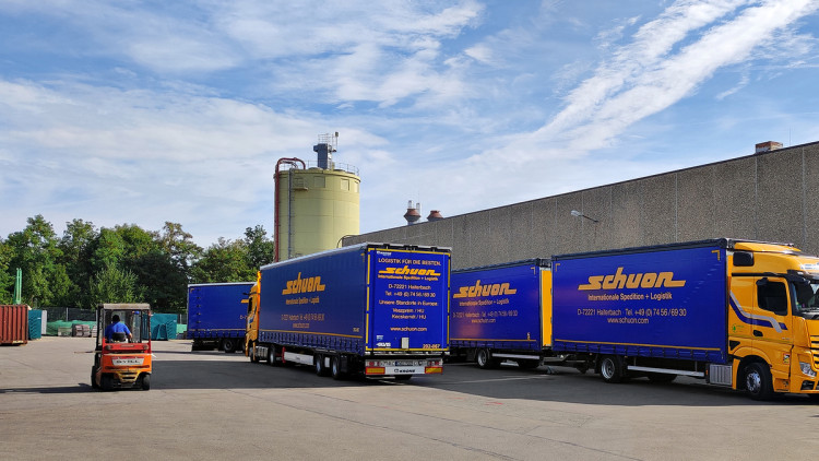 Alfred Schuon Logistik expandiert, Lkws mit Logo