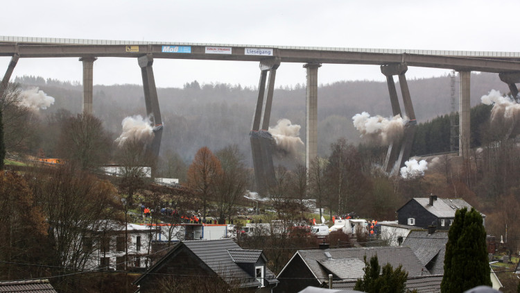 Sprengung der Talbrücke A45