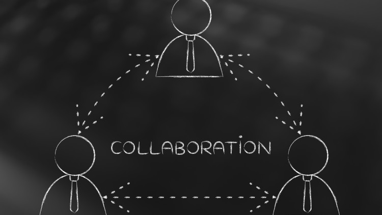 Drei Symbol-Männchen sind mit Pfeilen verbunden, in der Mitte steht "Collaboration"