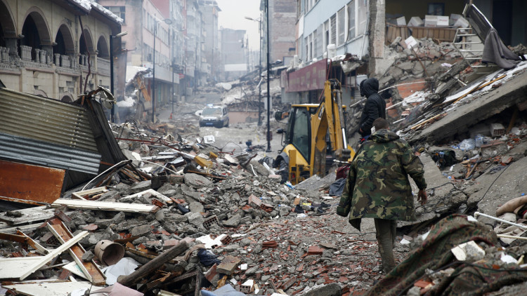 Erdbeben Türkei: eine zerstörte Straße mit eingefallenen Straßen
