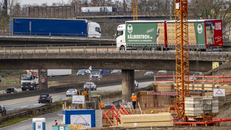 Baustelle am Autobahnkreuz Duisburg-Kaiserberg, kompletter Um- und Neubau des Kreuz der A3 und A40, alle Brücke, Rampen, Fahrbahnen werden erneuert und teils erweitert, 8 Jahre Bauzeit, ebenso erneuert werden dort verlaufende Eisenbahnbrücken