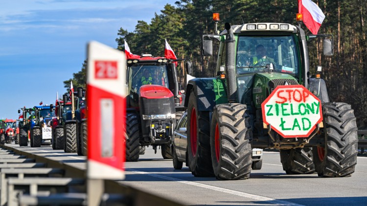 Landwirte aus Polen sind auf der polnischen Autostrada A2 (Europastraße 30) mit ihren Fahrzeugen in Richtung der deutsch-polnischen Grenze (Frankfurt/Oder) unterwegs. Mit ihrem Protest blockierten sie am Sonntag, den 25. Februar den Grenzübergang an der deutschen A12