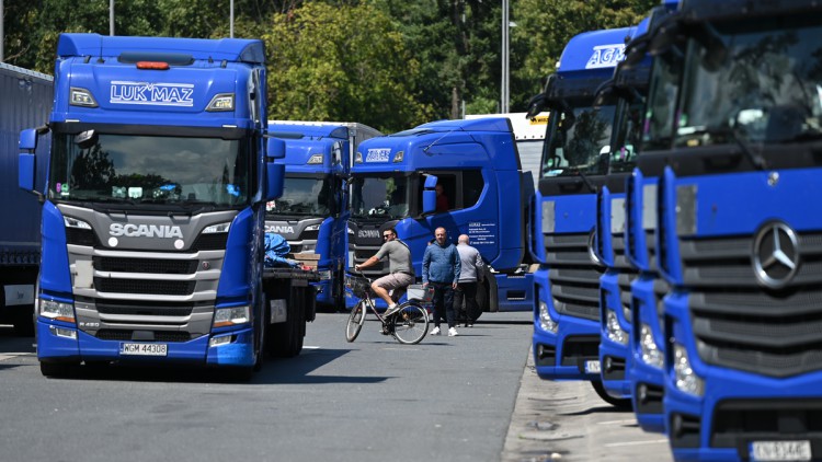 Lastwagen einer polnischen Spedition stehen am 26. Juli 2023 während eines Streiks osteuropäischer Lastwagenfahrer aufgereiht auf der südhessischen Raststätte Gräfenhausen-West an der Autobahn 5. 
