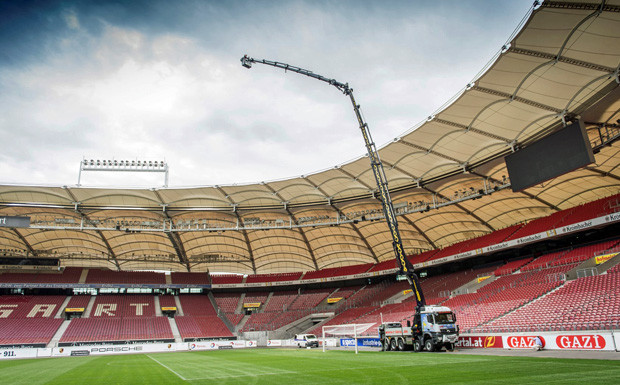 Mercedes Arocs/Palfinger: Weit ragender Riese fürs Stadion