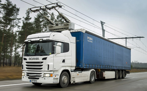 Fährt wie auf Schienen: Scania mit Stromabnehmer