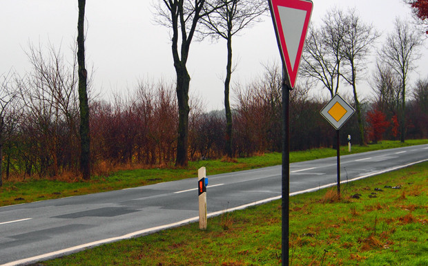 Vorfahrtsregeln: "Vereinsamte Verkehrszeichen"