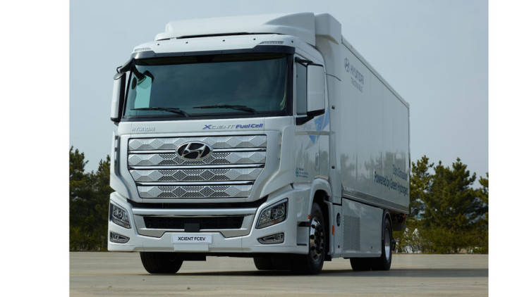 Hyundai übergibt ersten Brennstoffzellen-Lkw