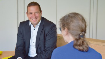 Klaus Endres, Vorstandsvorsitzender der Kravag, im Gespräch mit VerkehrsRundschau-Redakteurin Marie Christin Wiens