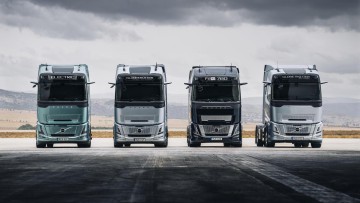 Vier Volvo in einer Reihe unter düsterem Himmel