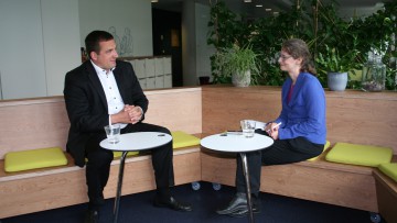 Treffen in Hamburg: Vorstandsvorsitzender Klaus Endres von der Kravag im Gespräch mit VerkehrsRundschau-Redakteurin Marie Christin Wiens