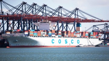 Containerschiff der Reederei Cosco