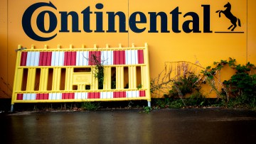 Eine Absperrung steht vor einem Logo von Continental