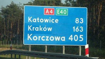 Polen Entfernungstafel auf der Autobahn A4 Richtung Kattowitz und Krakau