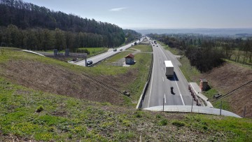 Autobahn A81 beim Schönbuchtunnel bei Herrenberg, Baden Württemberg, im Sonnenschein