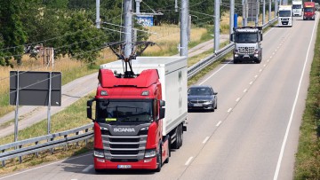 Auf der „eWayBW“ Pilotstrecke fährt ein elektrisch betriebener Oberleitungs-Lastwagen von Scania
