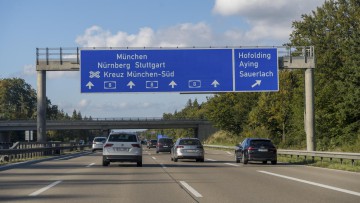 Autobahn A8 und Verkehrszeichen auf der Autobahn A8 Richtung München