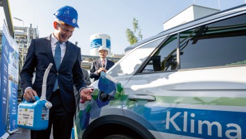 Bundesverkehrsminister Wissing betankt an einer Versuchsanlage in Freiberg einen Pkw mit E-Fuel