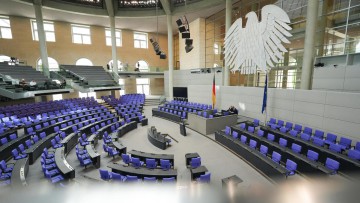 Symbolbild: leerer Plenarsaal des Deutschen Bundestags