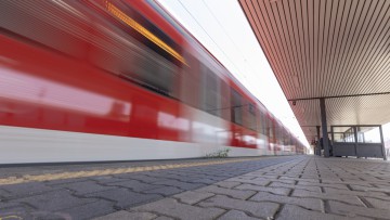 Zug der Deutschen Bahn fährt durch Bahnhof 
