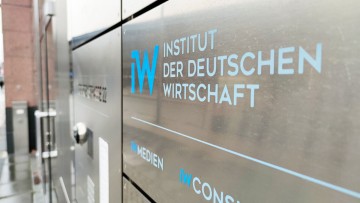 Silbernes Türschild vom Institut der deutschen Wirtschaft (IW)