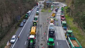Landwirte aus Polen blockieren beide Fahrspuren der Autostrada A2 (Europastraße 30) an der deutsch-polnische Grenze (Luftaufnahme mit einer Drohne).