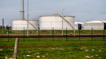 Mehrere Tankanlagen stehen auf dem Gelände einer Umschlaganlage von HES International am Jadebusen.